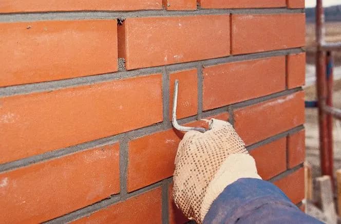 Czym uszczelnić pęknięty komin? Sprawdzone metody naprawy i porady