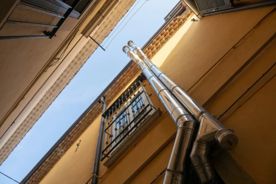 Jak zwiększyć ciąg w kominie i uniknąć problemów z dymem