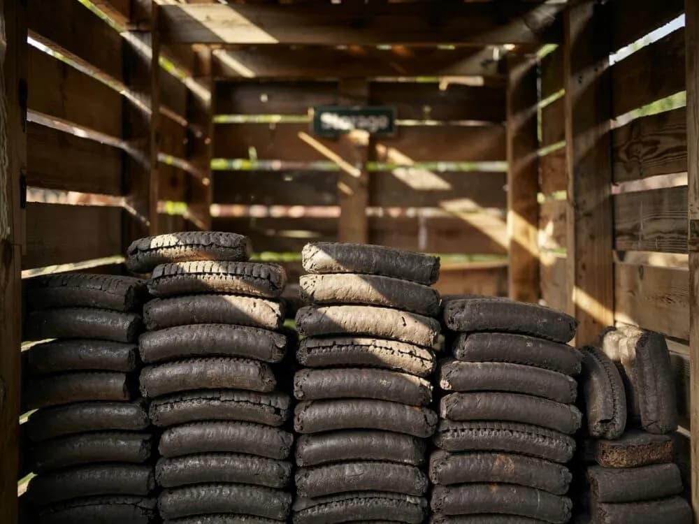 Jak palić brykiet torfowy skutecznie i bez problemów z emisją