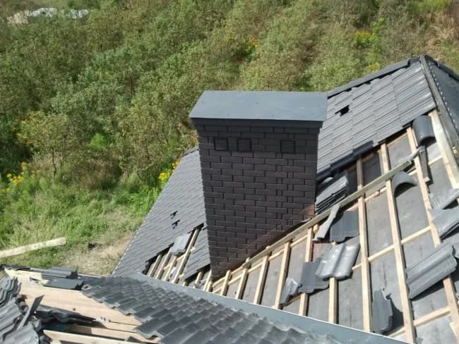 Ile powinien wystawać komin ponad dach, aby uniknąć problemów?