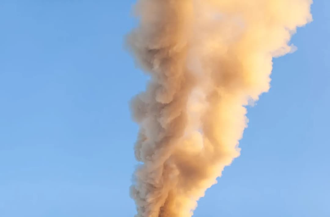 Jaki dym powinien lecieć z komina? Odkryj, co oznaczają kolory dymu